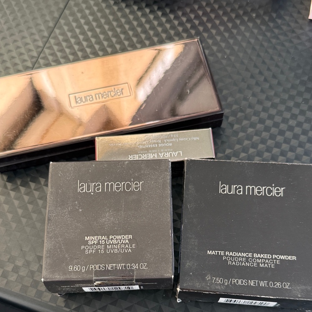 Laura Mercier Mineral Powder and Radiance Baked Powder Set - Black and Brown